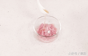 凉菜芥末黄瓜凉皮,黄瓜拌凉皮放什么调料