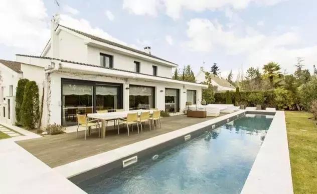 梅西c罗豪车,c罗和梅西内马尔谁家里最有钱