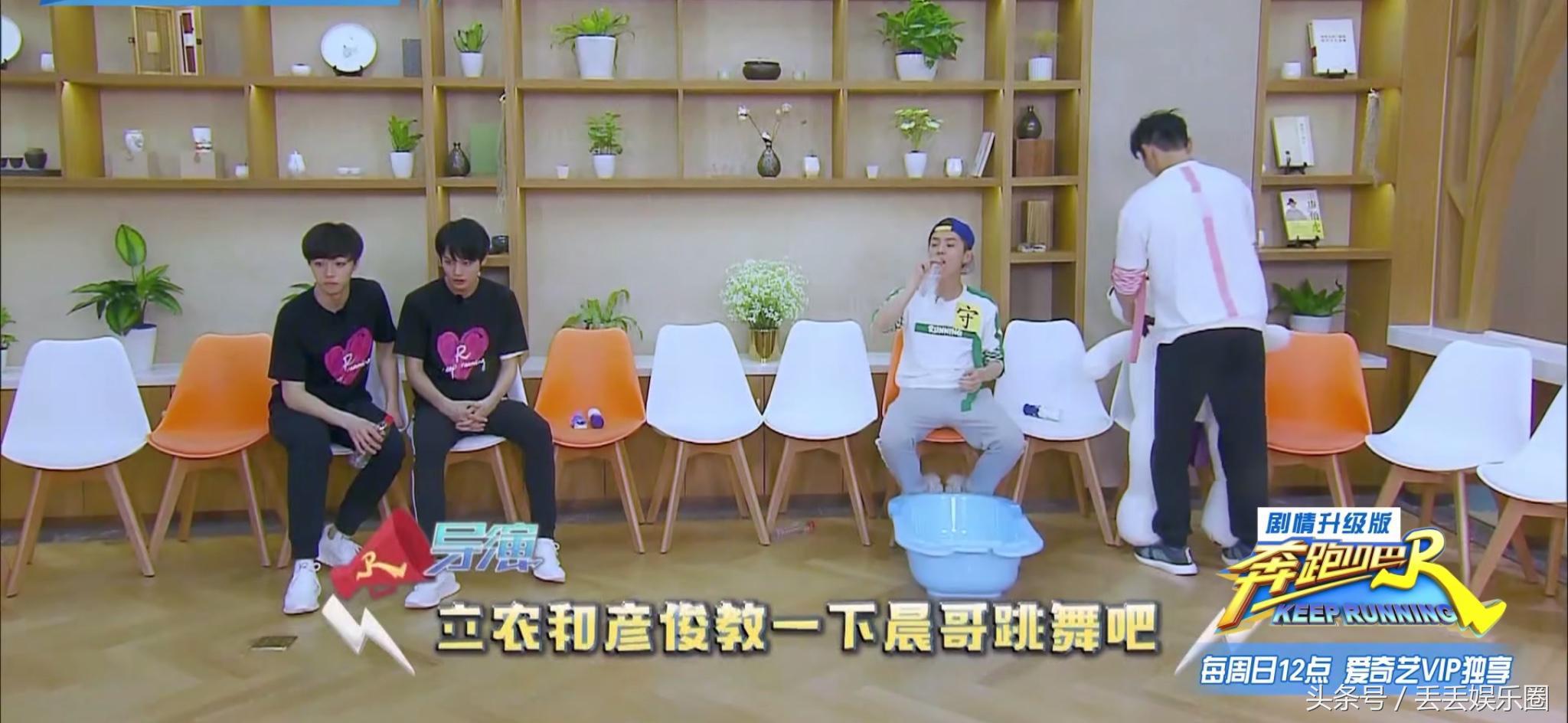 李晨跳舞整段垮掉，尴尬的躺地上，谁注意到鹿晗在干嘛？真会玩