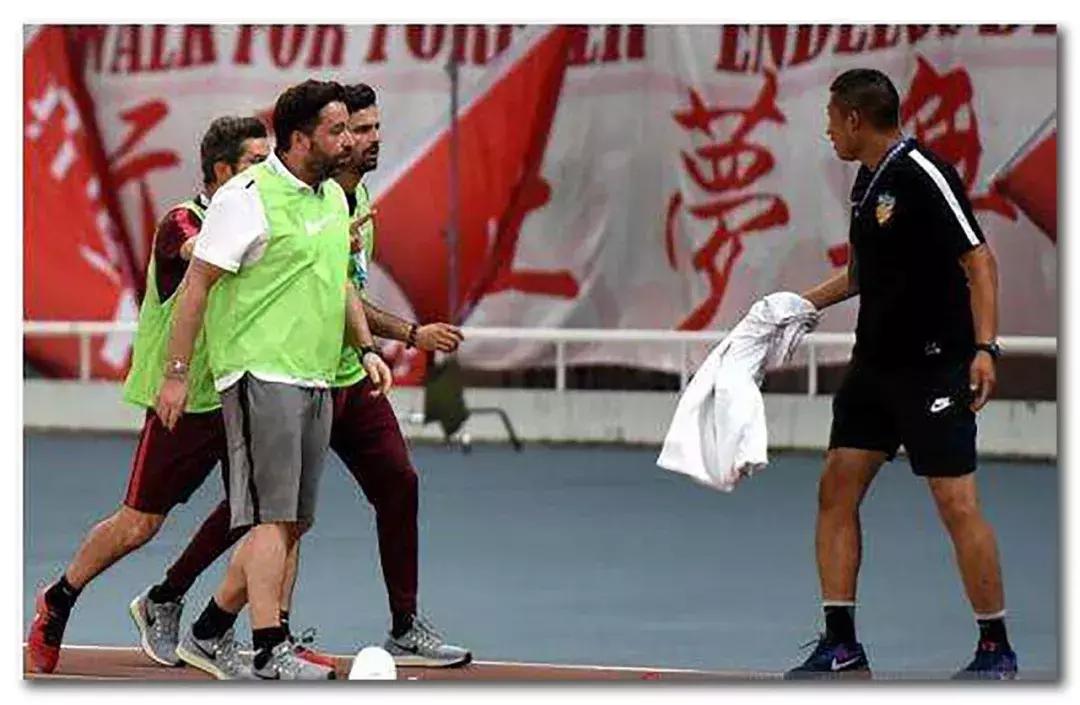 足球场上球员吐痰是什么行为,足球运动员为啥总吐痰