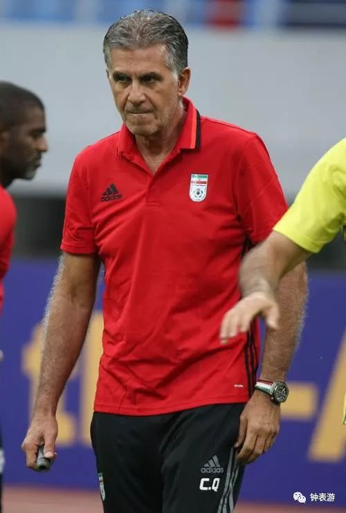 世界杯运动员戴什么表,世界杯裁判带领球员入场