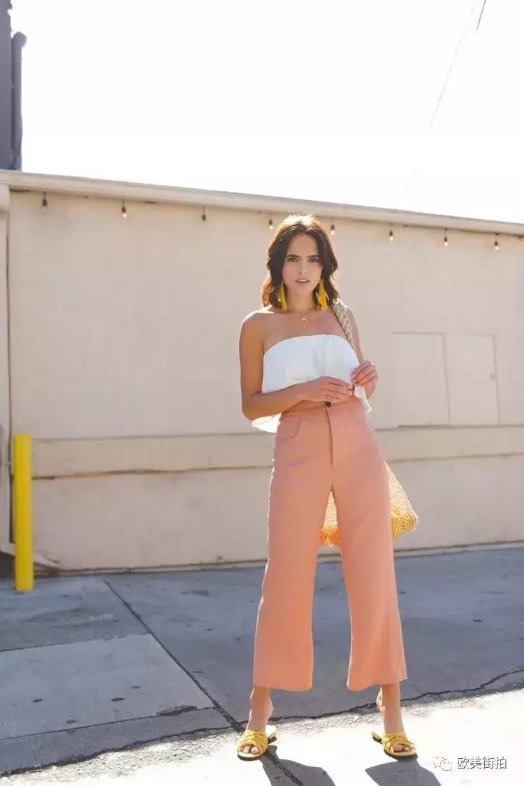 上身短白t恤下身怎么配好看,上身短下身长衣服穿搭