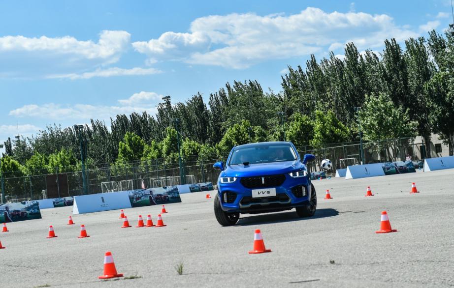 开车去踢足球,踢足球比赛c罗