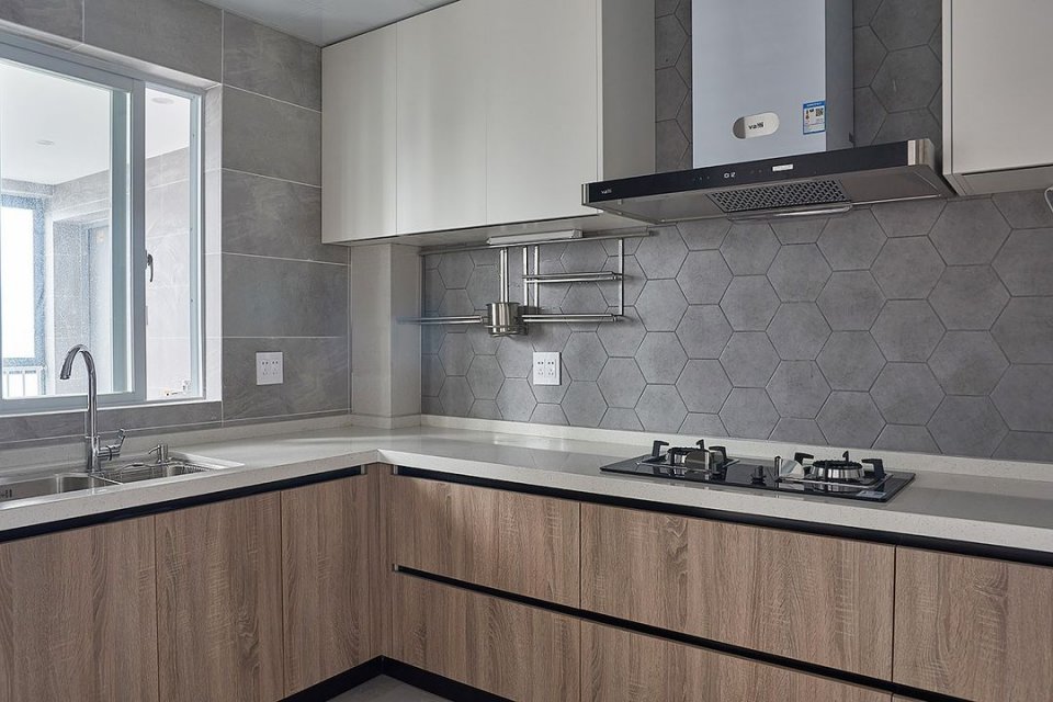 西边户客厅大飘窗西晒厉害吗,朝西客厅怎么解决西晒