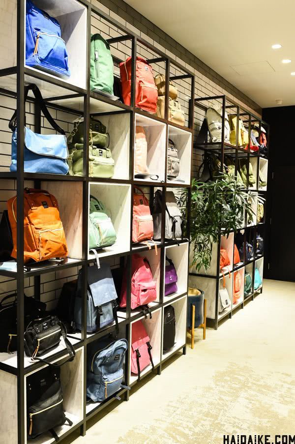 日本的袋子品牌“Anello”大阪旗舰店买“喉舌帆布背包”限量款