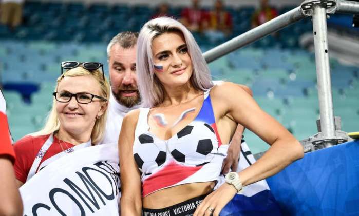 女球迷看c罗身材,c罗偷瞄看台女球迷