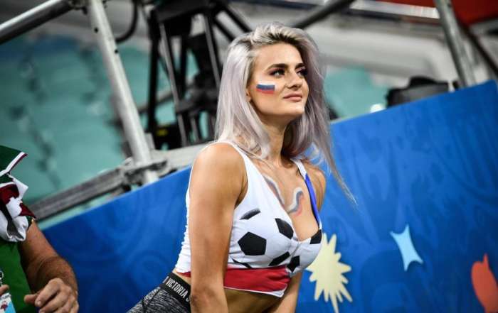 女球迷看c罗身材,c罗偷瞄看台女球迷