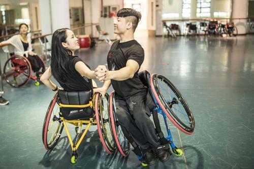 这对广州搭档从小患小儿麻痹，如今轮椅舞蹈世界知名