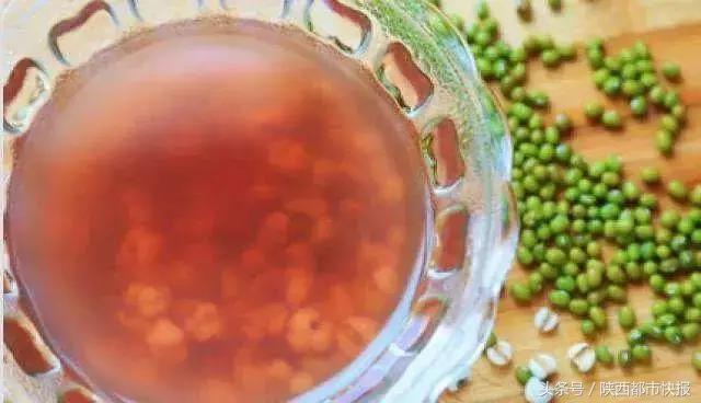 如何熬好喝的绿豆汤清凉解暑,夏季消暑好物绿豆汤喝起来有讲究