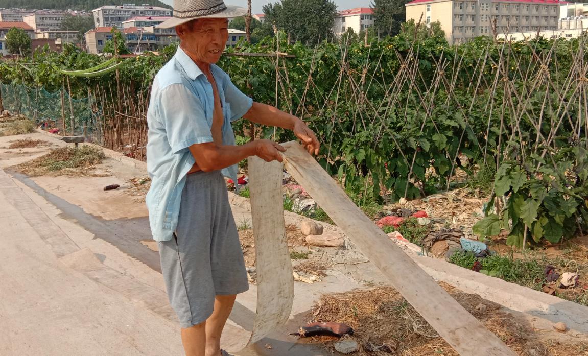 大爷打工帮儿子还债,农村大爷给儿子还贷款