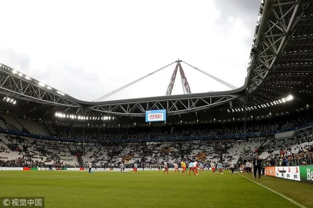 致敬梅西和c罗的十个美丽时刻,梅西跪草坪