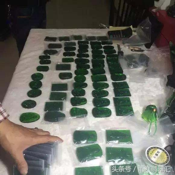 月薪3000小伙拿啤酒瓶做出上亿帝王绿手镯送女友,骚年好手艺!