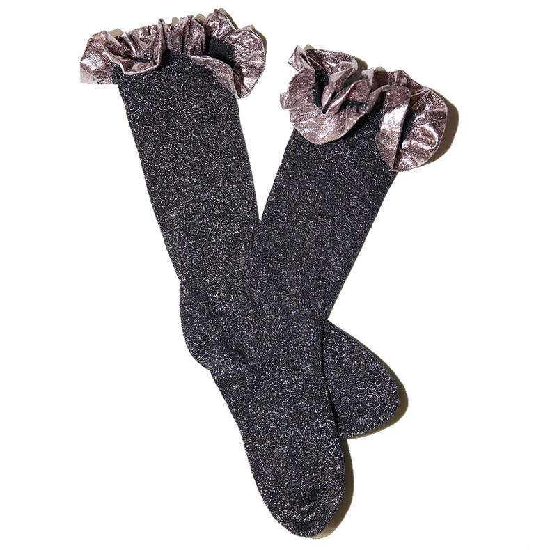 夏天露腿穿袜子好还是不穿显腿长,别再露脚踝了秋天露袜才是真时髦