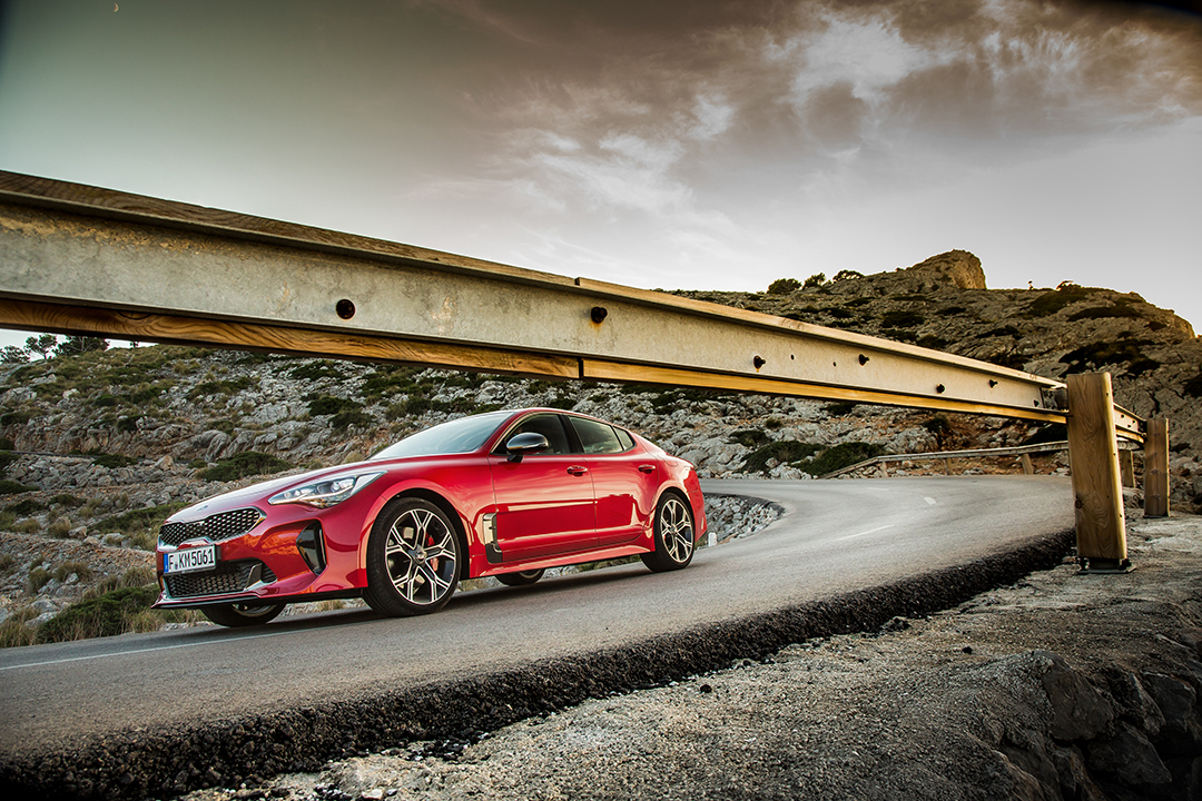 与农民企业家的形象格格不入TA就是起亚工程师的一件玩物