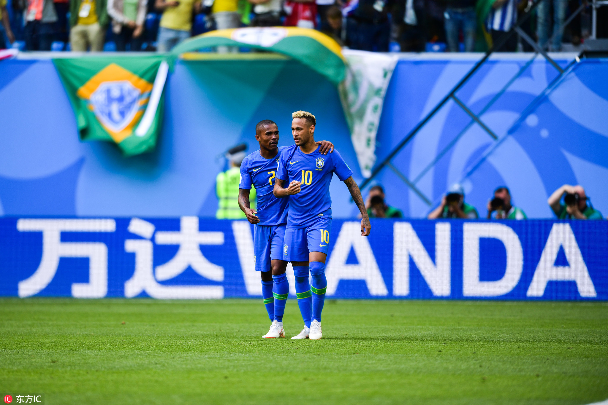 燃情奋战十余天,晒得比内马尔还黑,但他们的照片美炸了