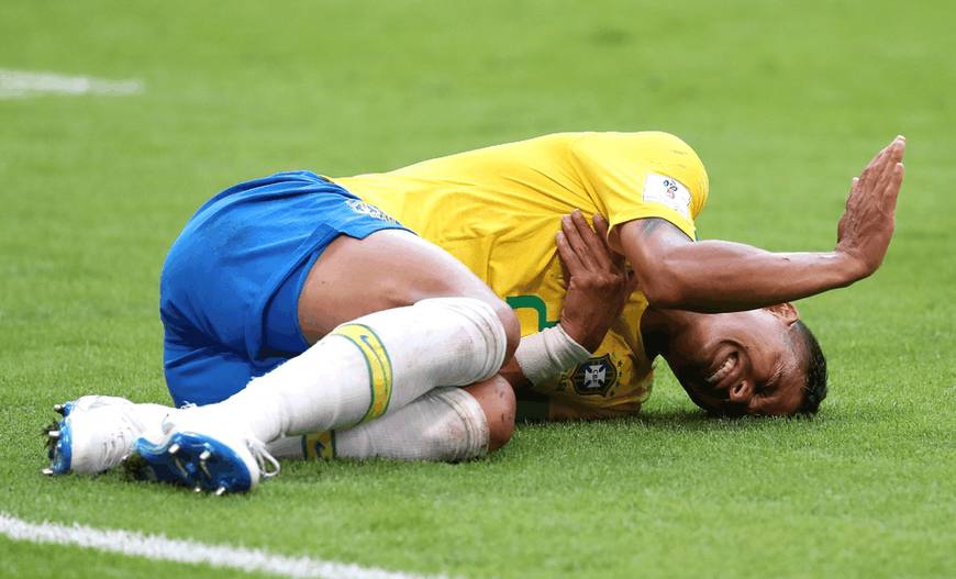 内马尔脚踝90度扭曲裁判判罚,内马尔在球场被踢