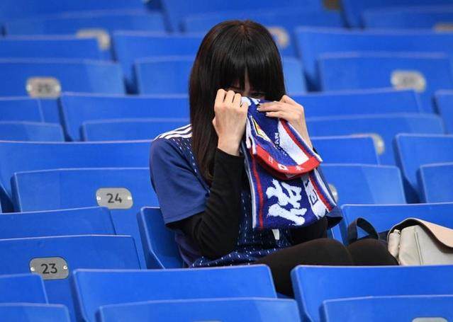 日本赢球女球迷哭了,日本球迷哭泣一旁球迷欢笑视频