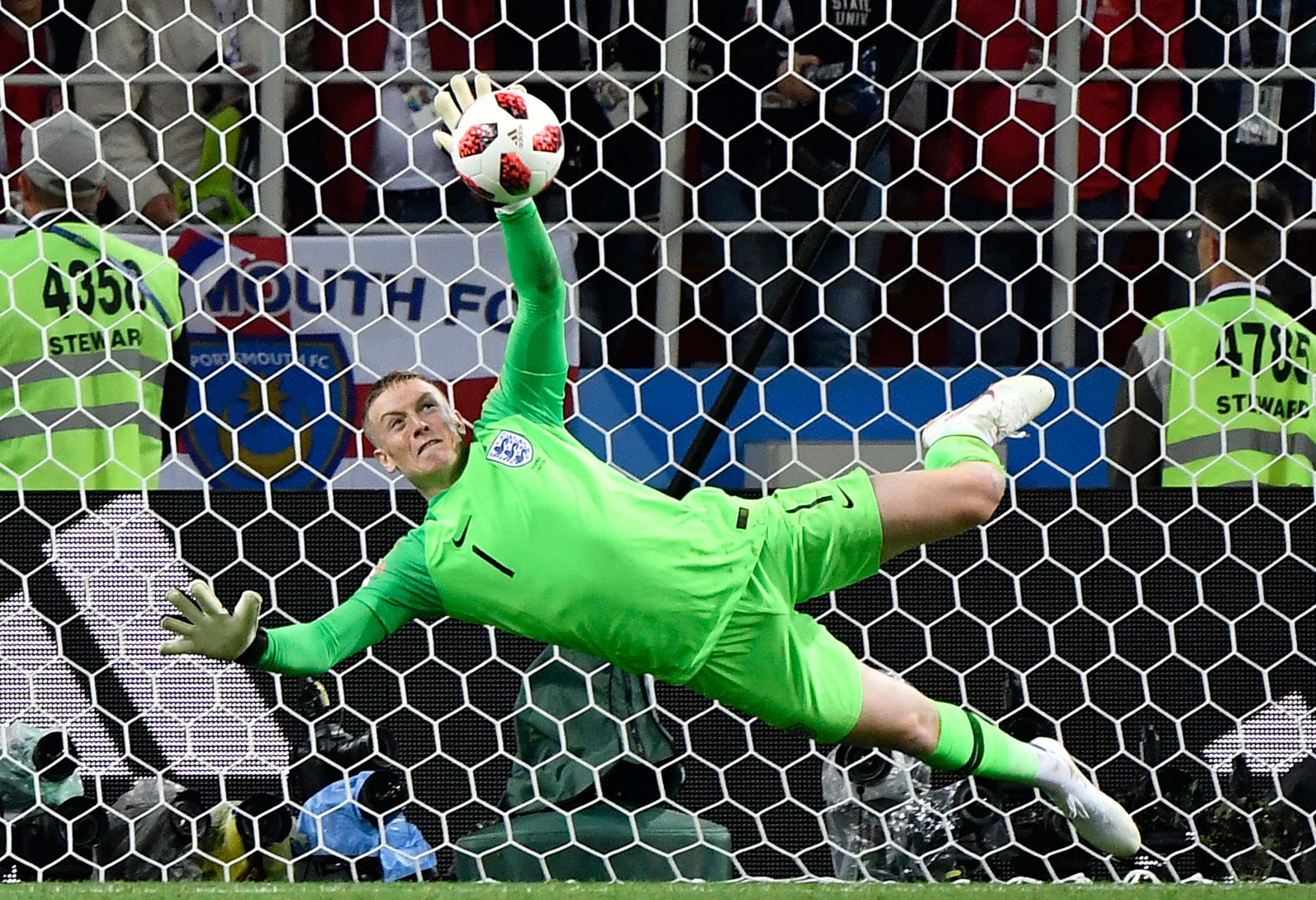 英格兰最年轻门将打破“魔咒”，24岁的他已是“世界第三贵”