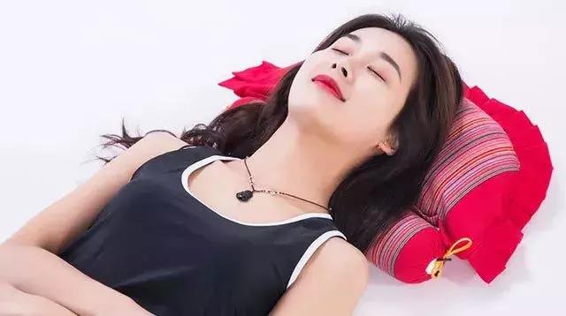 护着脖子的枕头,护住颈椎的东西