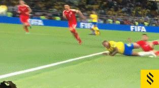 内马尔被铲多次,内马尔被犯规滚了好几圈