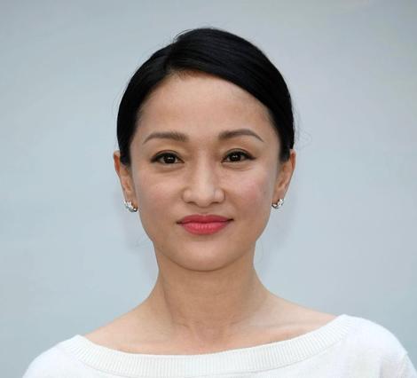 46岁周迅穿露肩装现身,周迅素颜亮相穿着休闲