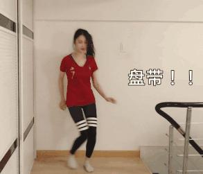 轩子巨2兔穿罗纳尔多球服踢足球这动作也太柔美了吧?