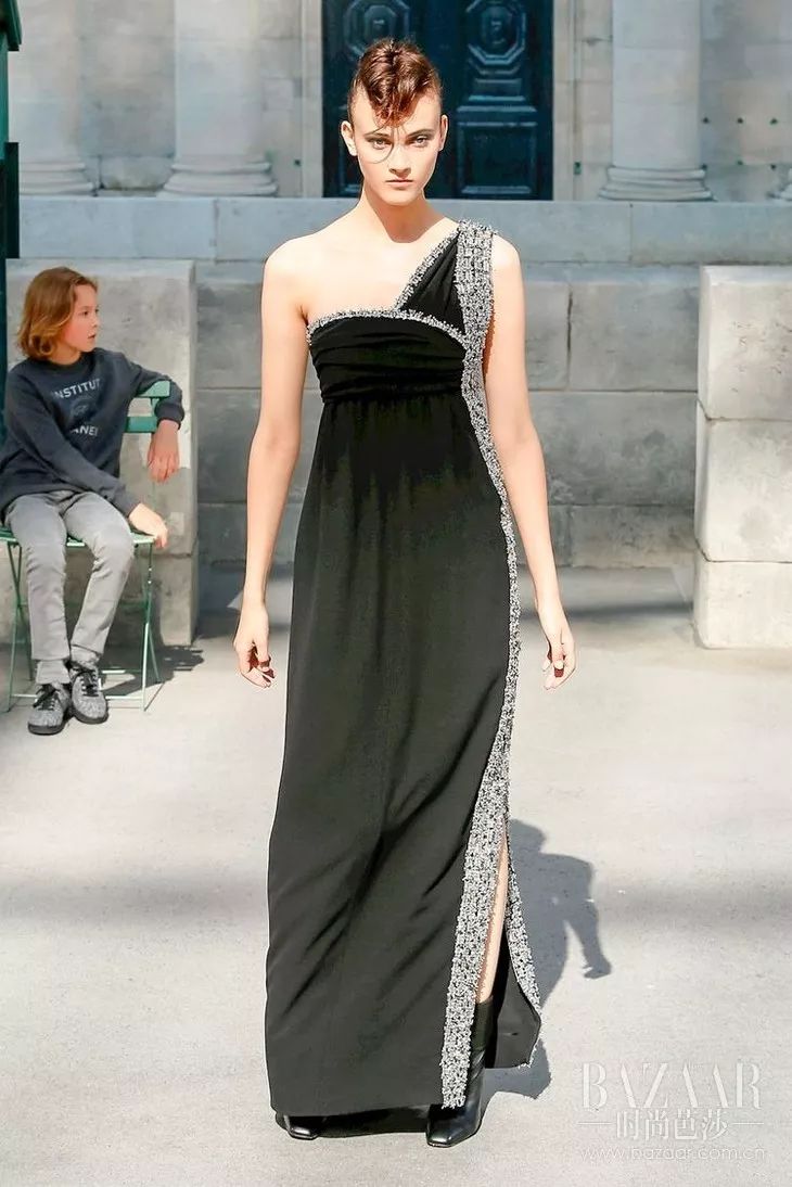 塞纳河倒映着埃菲尔铁塔,香奈儿的绝美高定