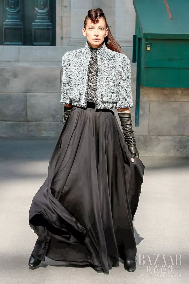 塞纳河倒映着埃菲尔铁塔,香奈儿的绝美高定