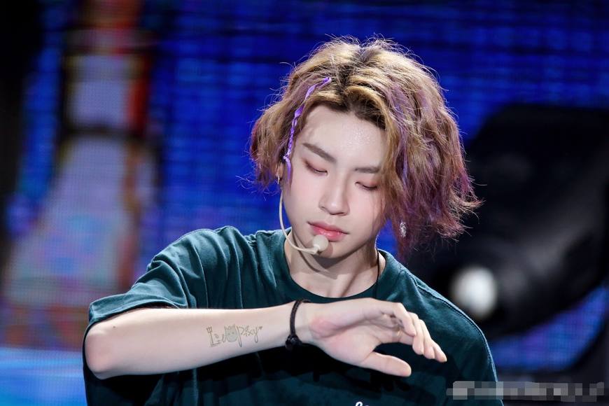 范丞丞绿头和黄明昊紫发造型,秦霄贤范丞丞gq盛典造型