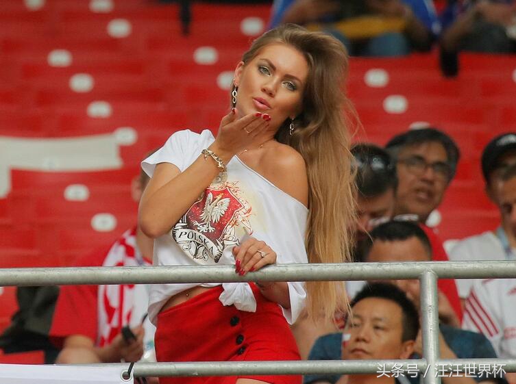 2018世界杯进行时：现场美女球迷图鉴，你更喜欢哪一个？