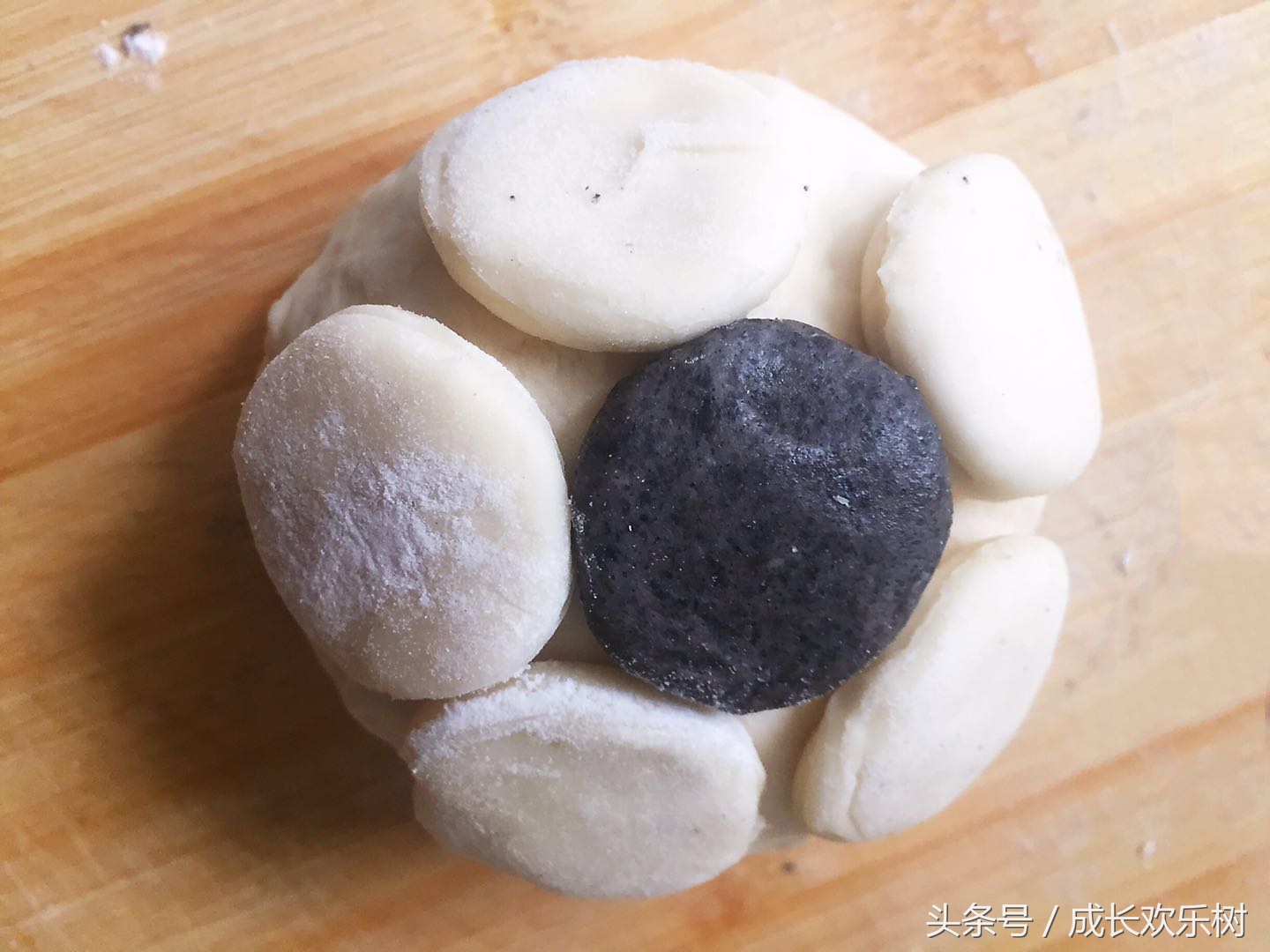 爸爸看世界杯宝宝趴床边,老爸看足球世界杯