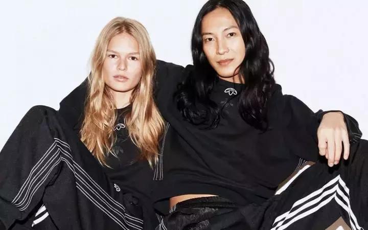 阿迪达斯贝壳头和三叶草的区别,三叶草贝壳头发黄怎么复原