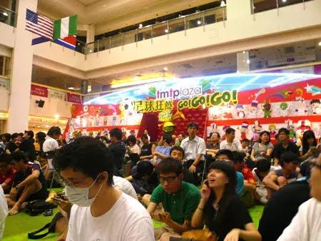 你在家直播看球爽歪歪，香港同胞望眼欲穿哭唧唧……