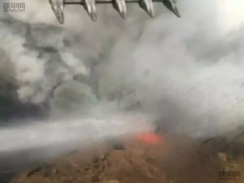 真“机”不怕火炼，李波驾驶沃尔沃挖机与死神擦肩而过