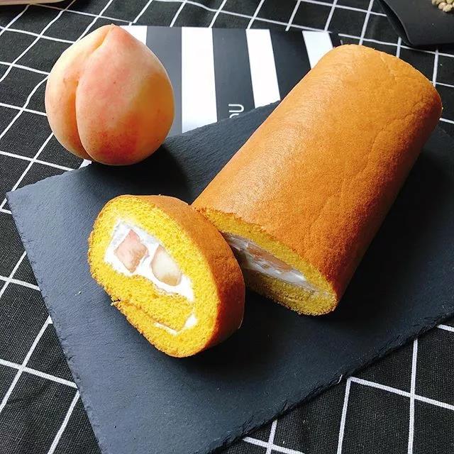 为什么蛋糕卷一出来就塌下去了,蛋糕卷断裂卷不起来的原因