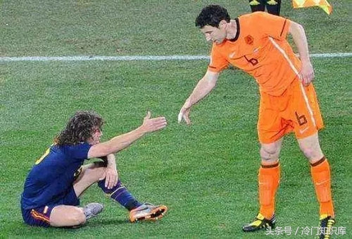 足球场上那些有意义的黄牌,足球比赛经典红黄牌