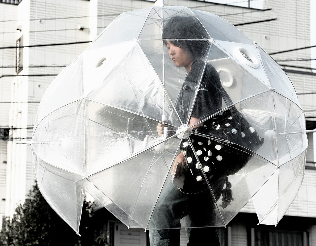 下雨时那些奇葩装扮,下雨天的奇葩出行