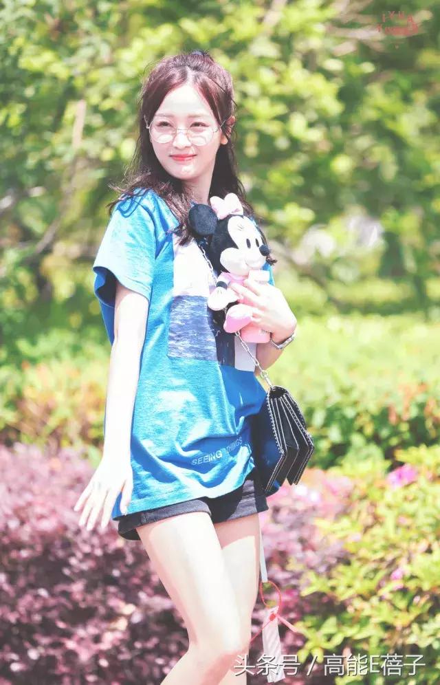 吴宣仪海南甜美穿搭,不知道怎么搭配时尚让小姐姐教你