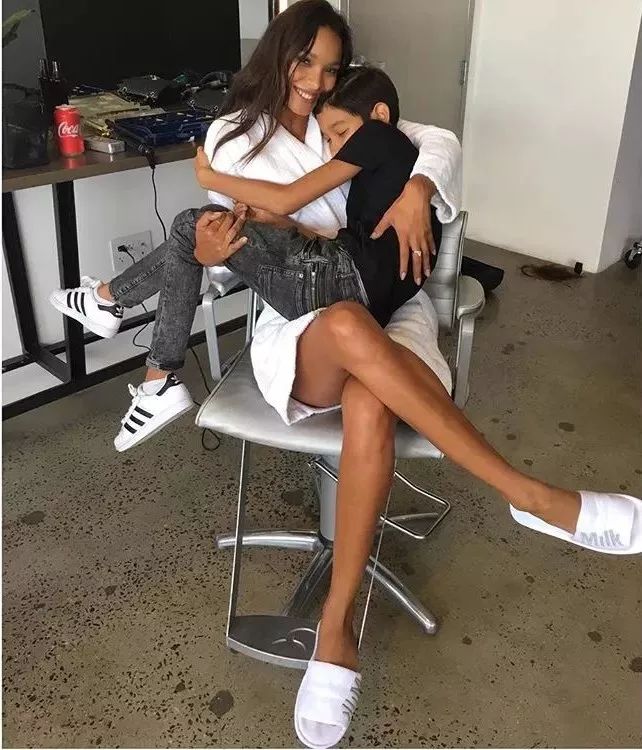 潮来潮趣｜性感超模充当啦啦队，巴西队气势先赢了