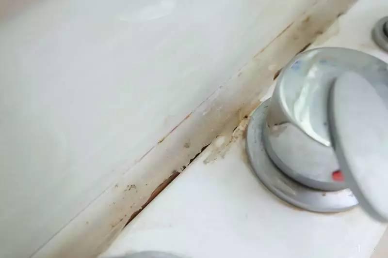 铺完地砖几个月后有裂缝了,砌完瓷砖一个月后空鼓