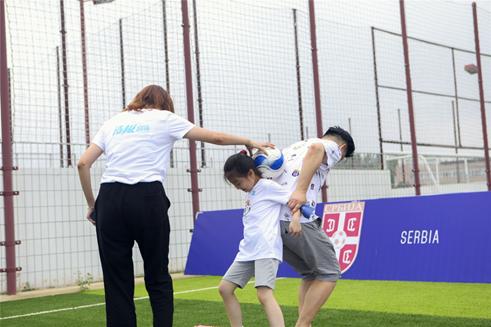 冲刺世界杯让孩子感受足球魅力苏宁举办铂金会员家庭日活动