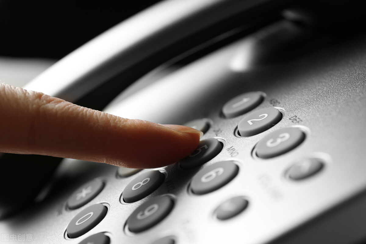 男子外出打工妻子躲着哭,男子半夜离家出走妻子哭