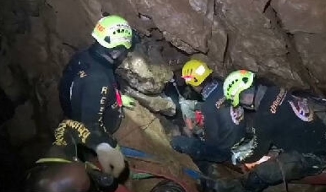 泰国足球队水下救援视频,泰国少年足球队洞穴营救