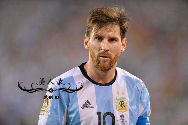 梅西踢球的那些愤怒时刻,梅西踢球就像球粘在脚上