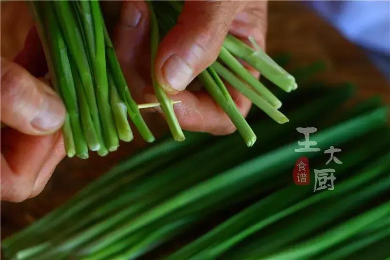 如何在家制作烧烤摊的烤韭菜,烧烤家庭版烤韭菜