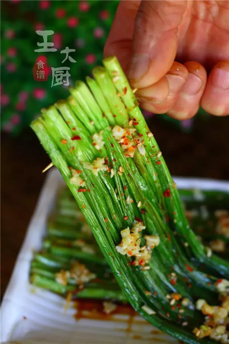 如何在家制作烧烤摊的烤韭菜,烧烤家庭版烤韭菜