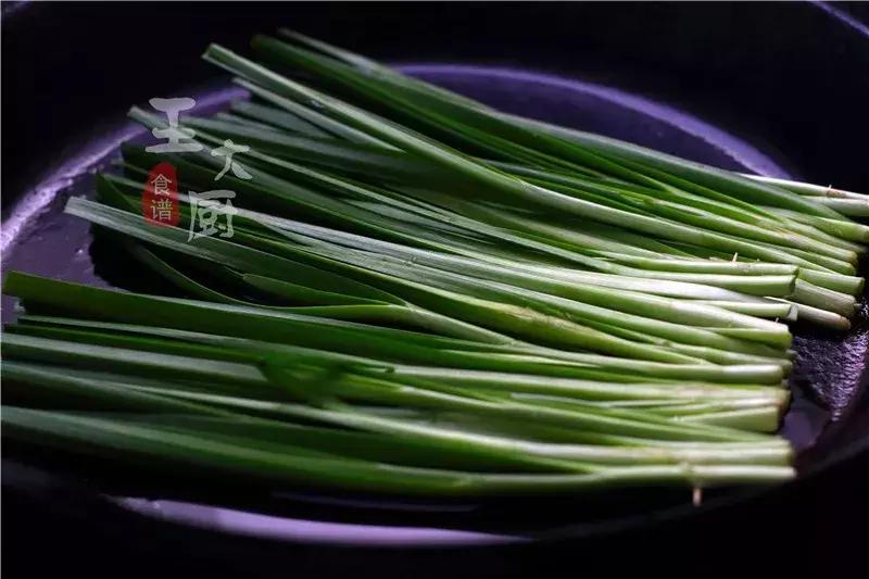 如何在家制作烧烤摊的烤韭菜,烧烤家庭版烤韭菜