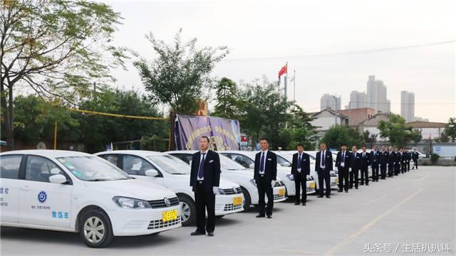 驾校教练一个月挣多少钱,驾校教练工资和学员通过率挂钩吗