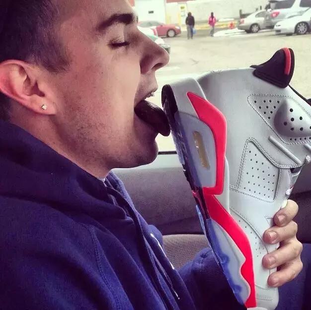 硬汉装逼新技能——舔个鞋子！看完的人都偷偷试了一下！