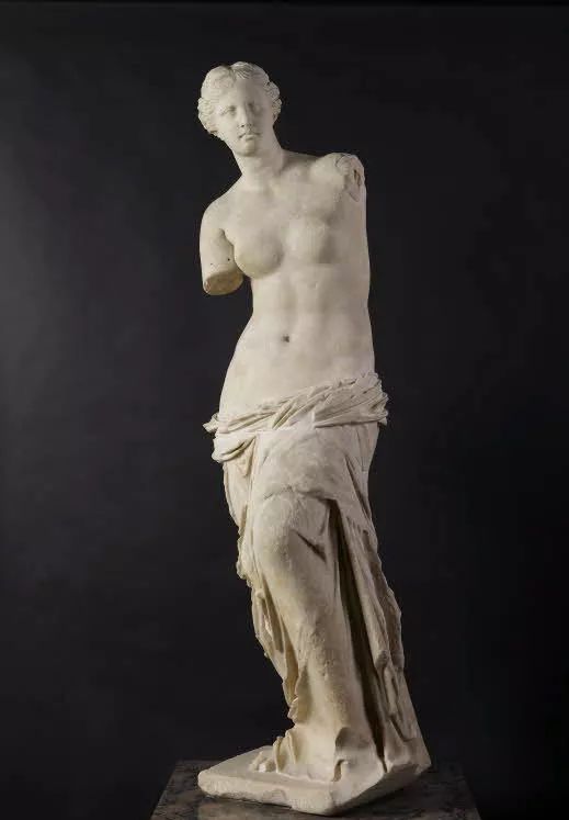 被中年妇女“玩坏”的丝巾，如何找回它的历史品味？｜文化观察